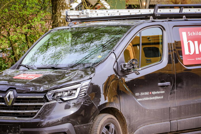 Twee wielrenners zwaargewond bij botsing met bestelbus