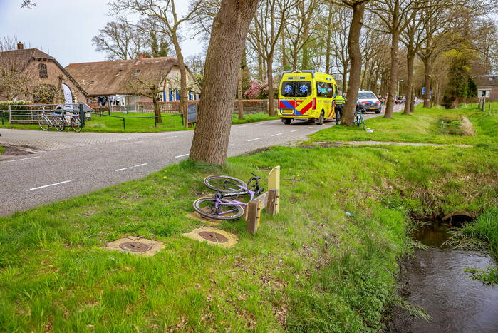 Twee wielrenners zwaargewond bij botsing met bestelbus