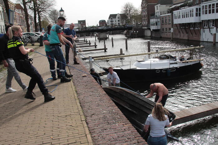 Hulpverleners schieten te hulp als motorboot in problemen komt