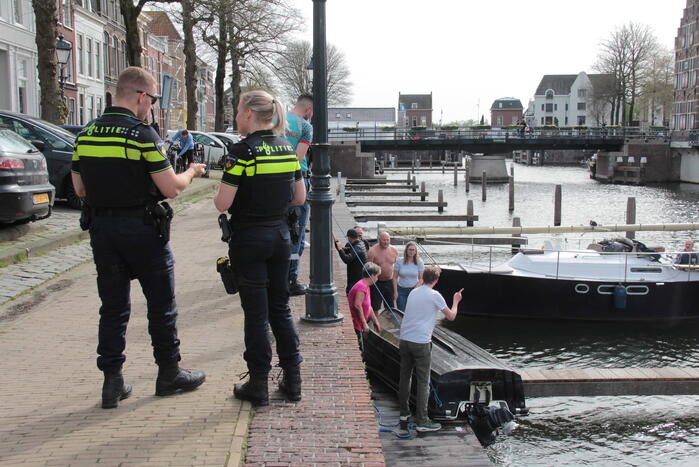 Hulpverleners schieten te hulp als motorboot in problemen komt