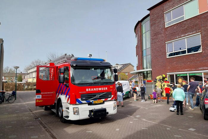 Kind bekneld tussen hek en betonnen container