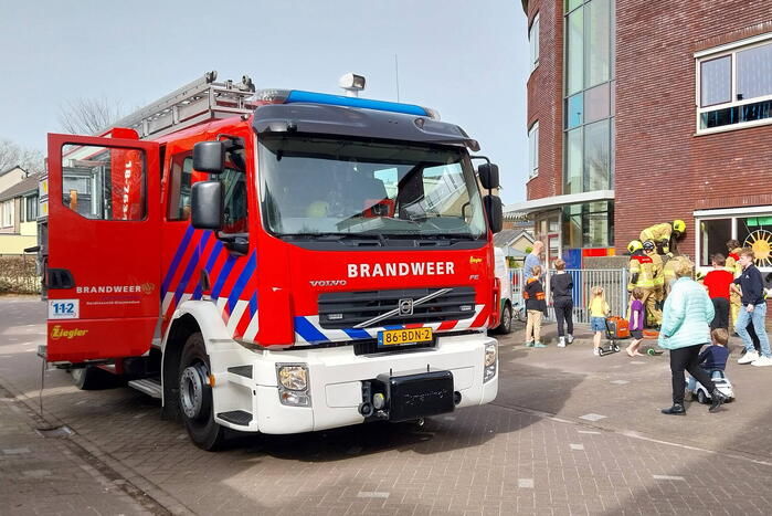 Kind bekneld tussen hek en betonnen container