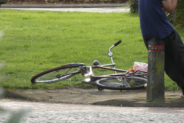 Fietser gewond na inhalen van twee mede fietsers