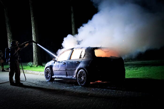 Auto volledig verwoest door brand tijdens rit