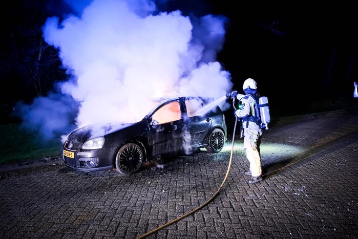 Auto volledig verwoest door brand tijdens rit