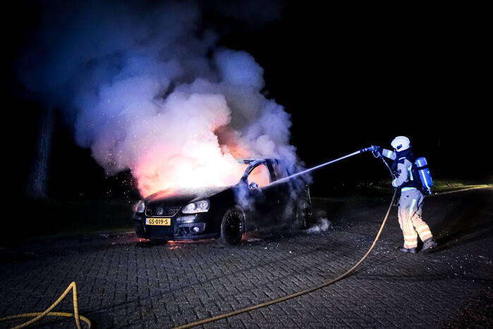 Auto volledig verwoest door brand tijdens rit