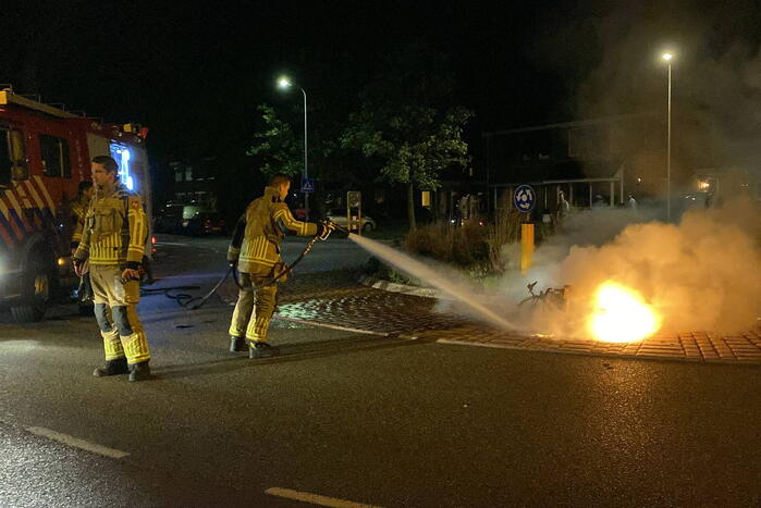 Opnieuw scooter in brand gestoken, politie start onderzoek