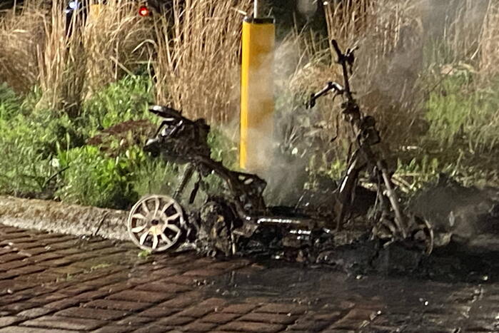 Opnieuw scooter in brand gestoken, politie start onderzoek