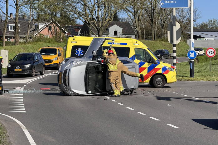Auto belandt op zijkant na botsing op kruising