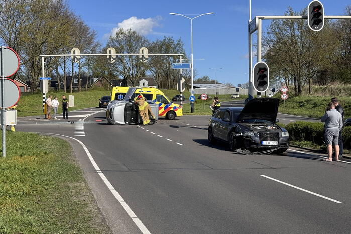 Auto belandt op zijkant na botsing op kruising