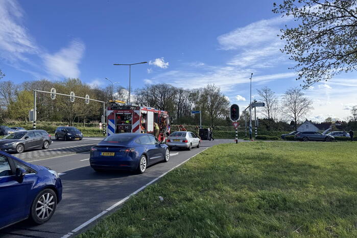 Auto belandt op zijkant na botsing op kruising