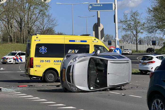 Auto belandt op zijkant na botsing op kruising