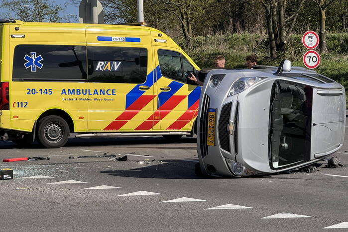 Auto belandt op zijkant na botsing op kruising