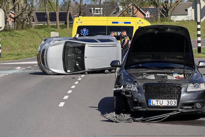 Auto belandt op zijkant na botsing op kruising