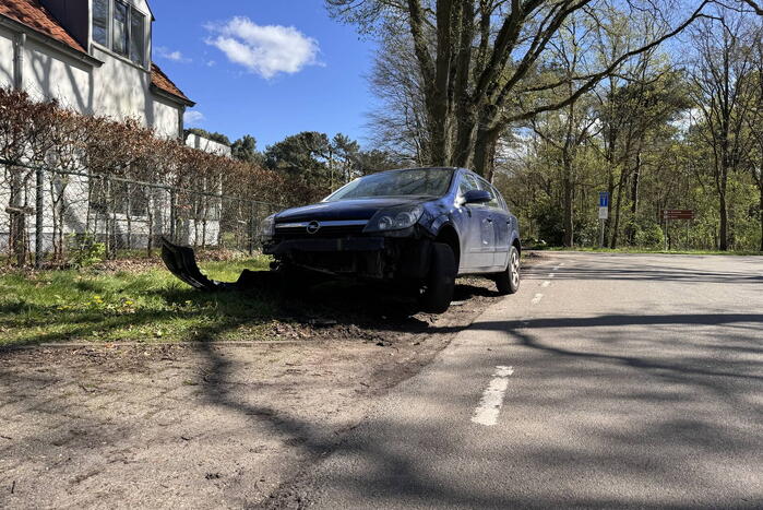 Auto loopt fikse schade op nadat deze op varkensrug rijdt