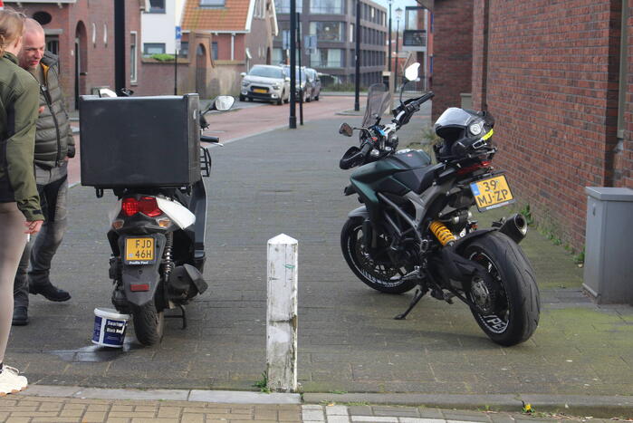 Bezorger op scooter gewond na val met fietser