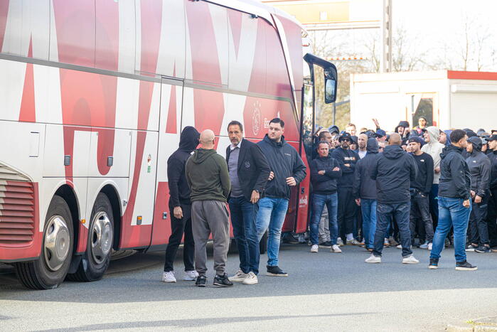 Ajax-aanhangers wachten spelersbus op na vernedering in Rotterdam