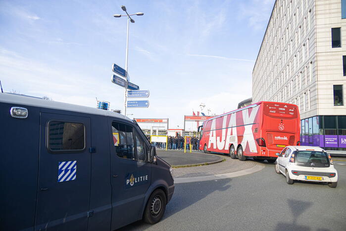 Ajax-aanhangers wachten spelersbus op na vernedering in Rotterdam