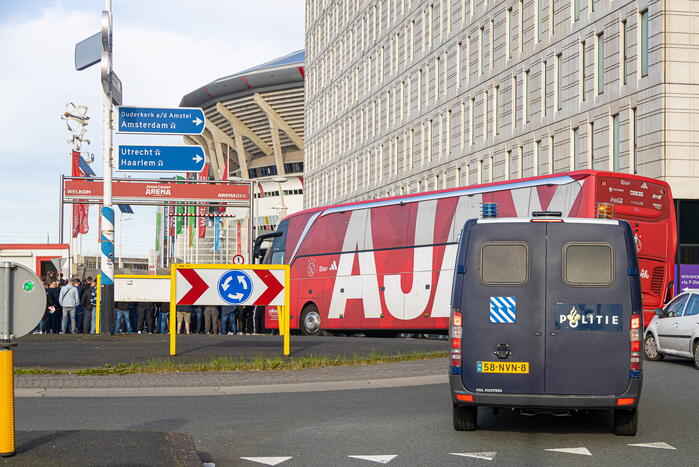 Ajax-aanhangers wachten spelersbus op na vernedering in Rotterdam