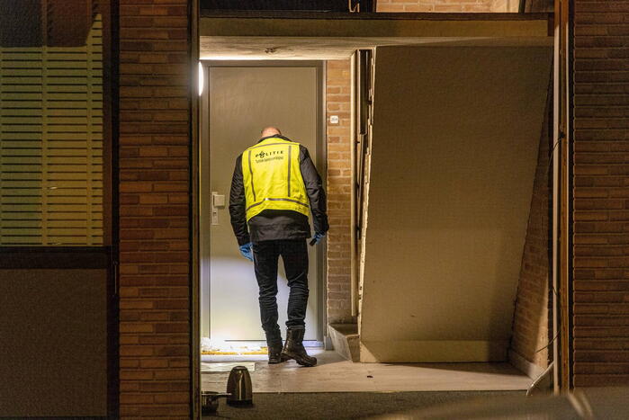 Pui uit portiek geblazen gigantische explosie