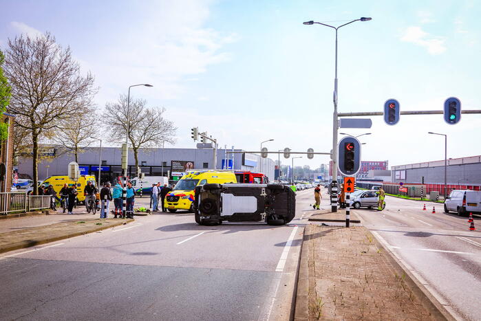 Bestelbus belandt op zijn kant bij botsing