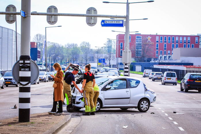 Bestelbus belandt op zijn kant bij botsing