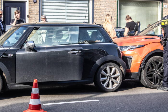 Gewonde, aanhouding en schade na kop-staartbotsing