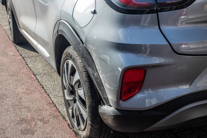 Gewonde, aanhouding en schade na kop-staartbotsing