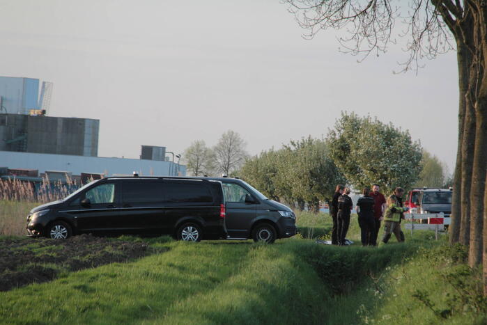 Stoffelijk overschot in water door fietsers aangetroffen