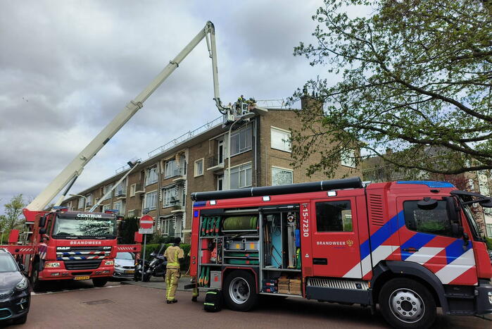 Brand op dak van flatgebouw