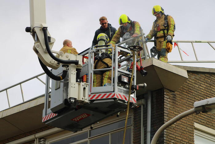Brand op dak van flatgebouw