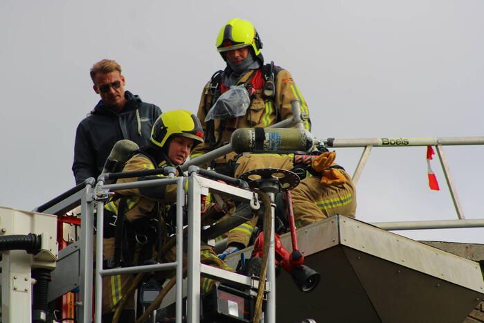 Brand op dak van flatgebouw