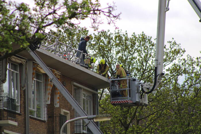 Brand op dak van flatgebouw