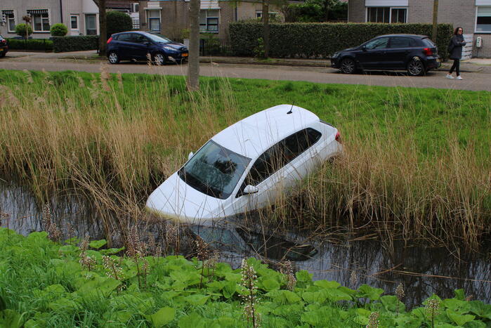 Auto belandt in sloot