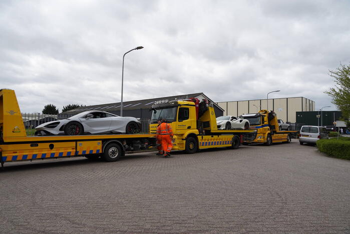 Dure gloednieuwe sportwagens in beslag genomen bij FIOD-inval