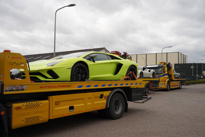 Dure gloednieuwe sportwagens in beslag genomen bij FIOD-inval