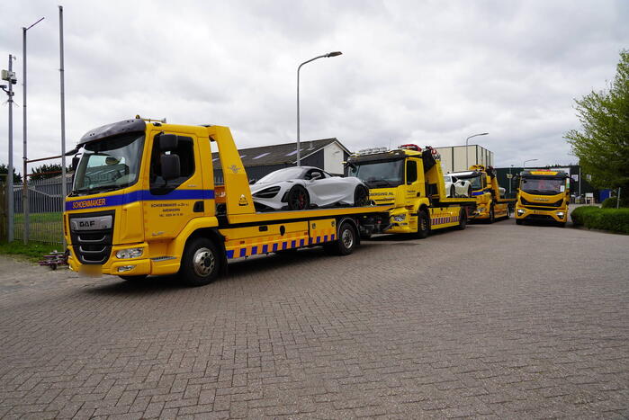 Dure gloednieuwe sportwagens in beslag genomen bij FIOD-inval