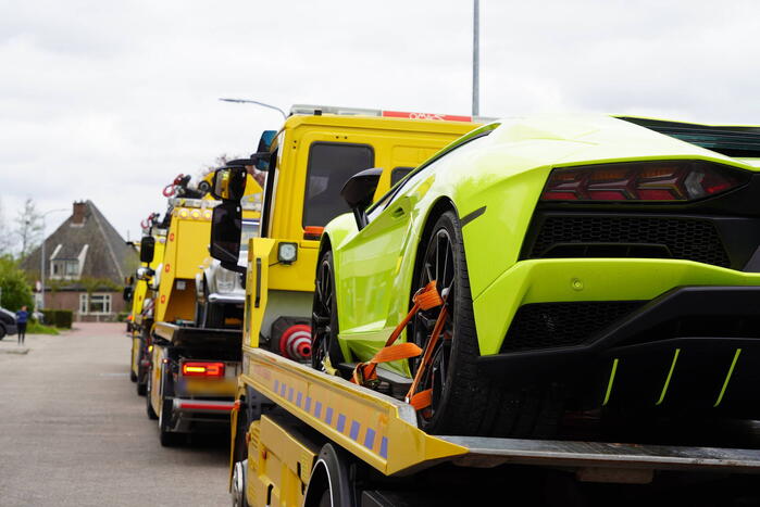 Dure gloednieuwe sportwagens in beslag genomen bij FIOD-inval