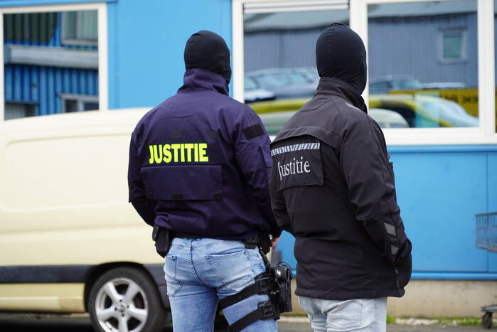 Dure gloednieuwe sportwagens in beslag genomen bij FIOD-inval