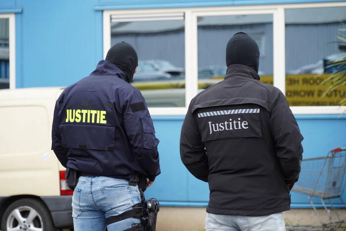 Dure gloednieuwe sportwagens in beslag genomen bij FIOD-inval