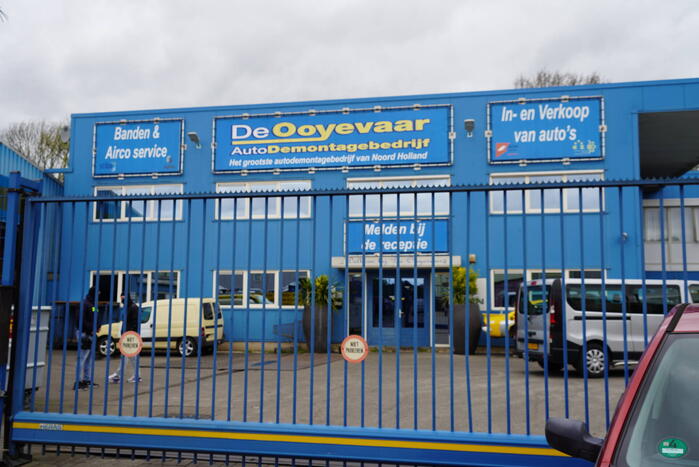 Dure gloednieuwe sportwagens in beslag genomen bij FIOD-inval