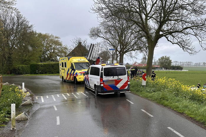 Bestelbus rijdt van dijk af