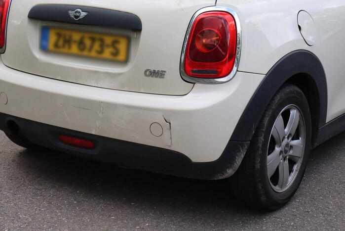 Flinke schade en lekkage na kop-staart botsing