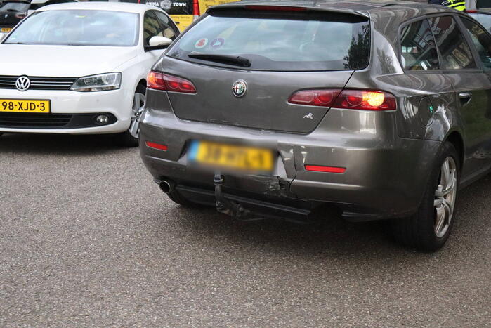 Flinke schade en lekkage na kop-staart botsing