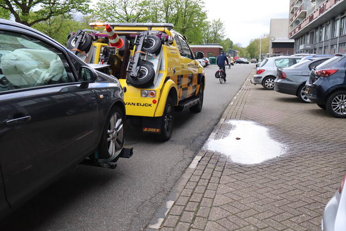 Flinke schade en lekkage na kop-staart botsing