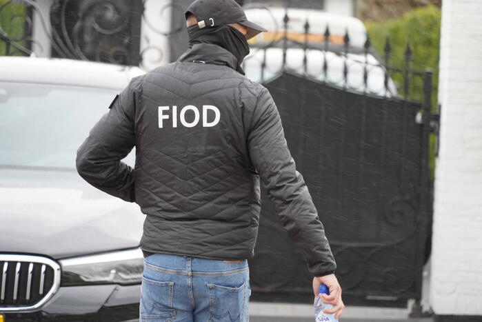 FIOD en douane doen inval bij woning