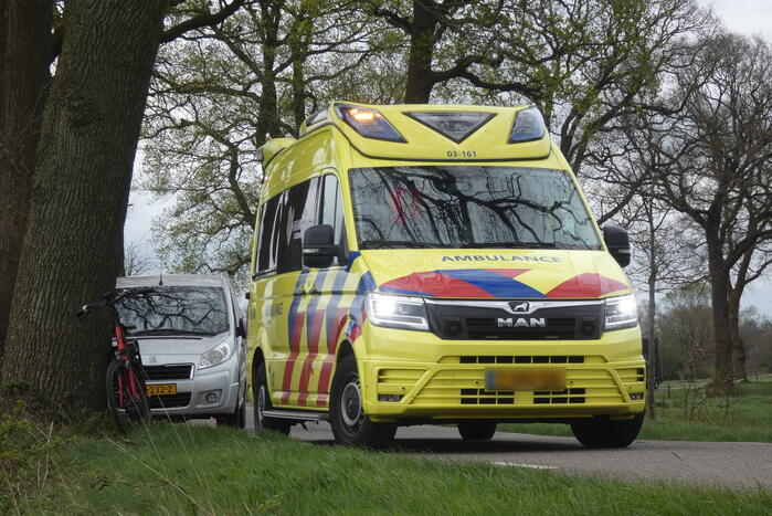 Inzittenden bestelbus gewond bij botsing tegen boom