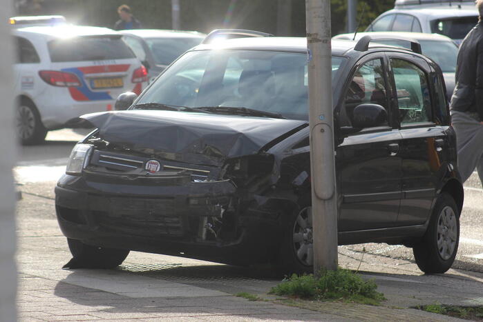 Veel schade na botsing tussen personenauto's