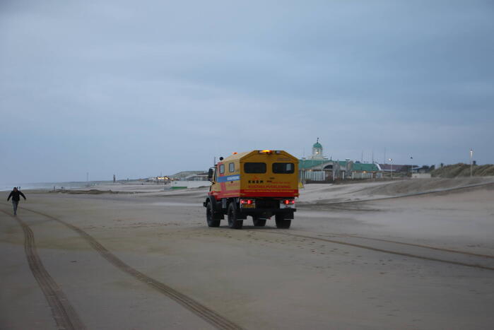 Grote zoekactie naar vermiste watersporter op ruwe zee