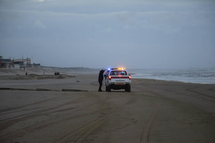 Grote zoekactie naar vermiste watersporter op ruwe zee